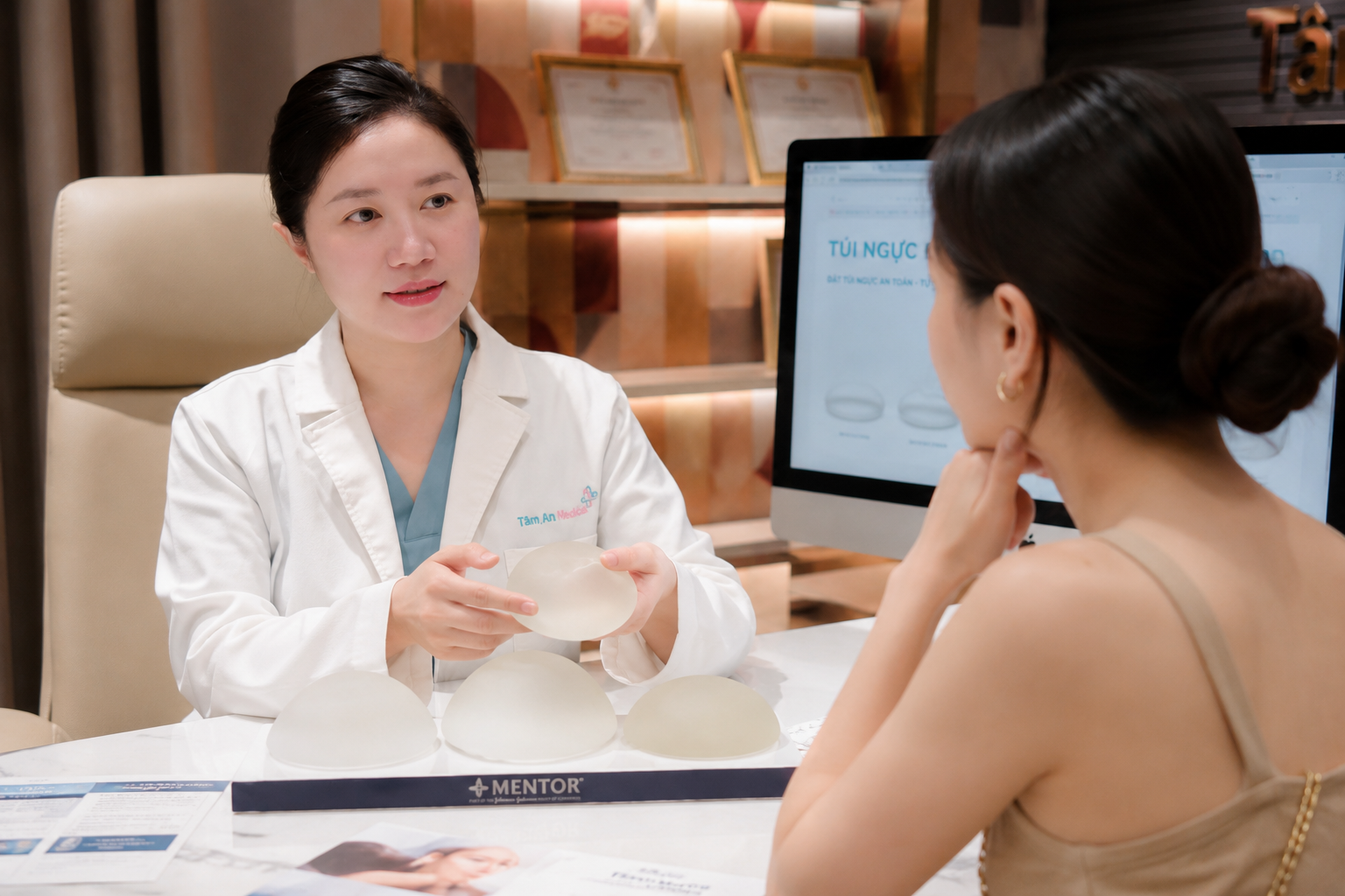 bác sĩ thẩm mỹ tư vấn nâng ngực